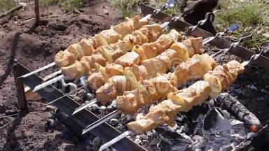 在烤串上煮烤串。 在曼格尔烤肉。 用热炭煮羊肉。 传统的野餐。 烧烤